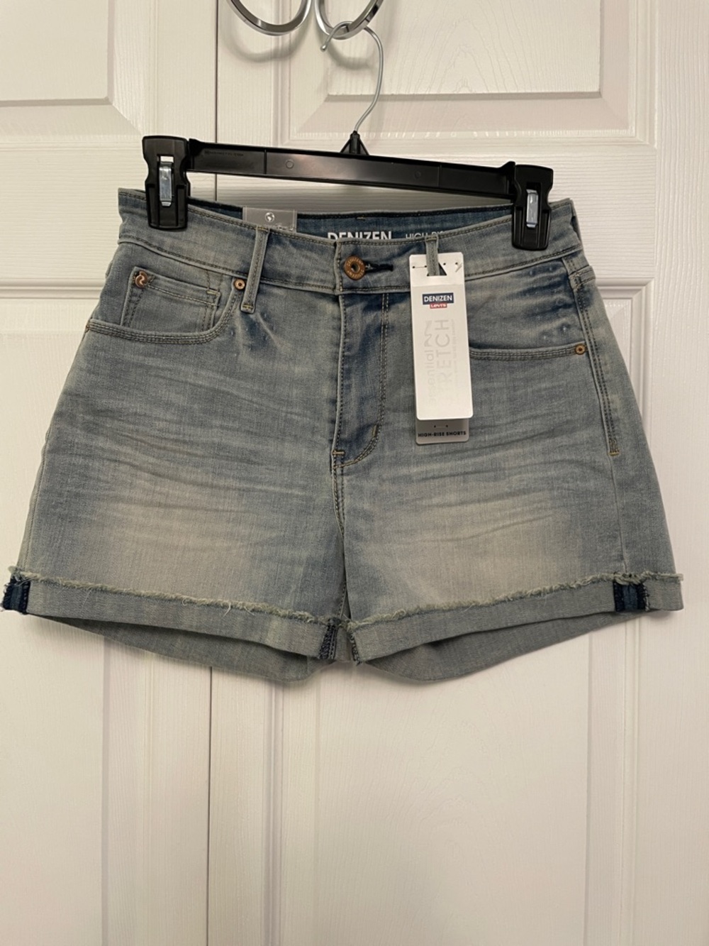 NWT DENIZEN From Levi’s High Rose Denim Blue Jean Shorts Size 2 Misses